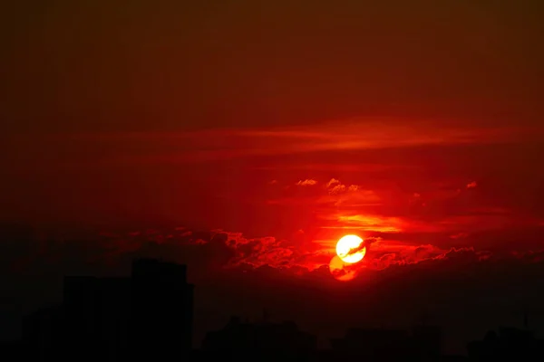 Schöner Heller Sonnenuntergang Über Der Stadt Naturphänomen — Stockfoto