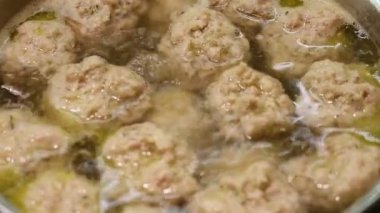 Et pirzolası çorba ya da meze olarak tencerede pişirilir..