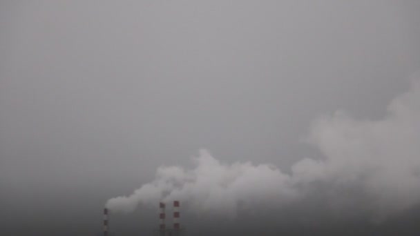 In un giorno d'inverno nuvoloso, il fumo proviene dai camini. — Video Stock