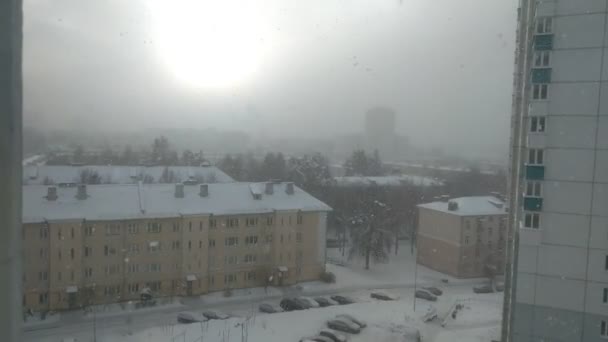 Widok Okna Domu Podczas Jesieni Śniegu — Wideo stockowe