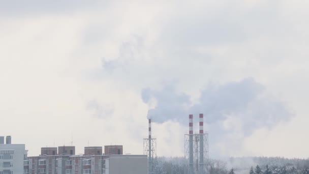 Rook Komt Uit Schoorsteen Een Winterdag — Stockvideo