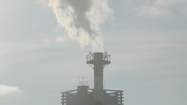 Een Close Van Een Schoorsteen Waar Rook Uit Komt — Stockvideo