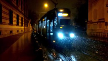 Wroclaw, Polonya, 7 Şubat 2021: Tramvaylar akşamları dar bir cadde boyunca koşar.