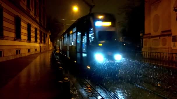 Wrocław Polska Lutego 2021 Wieczorem Tramwaje Kursują Wąską Uliczką — Wideo stockowe