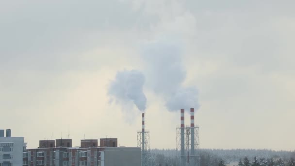 Füst Lassan Emelkedik Kazánház Kéményéből Télen — Stock videók