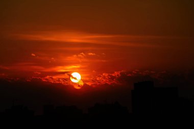 Şehrin üzerinde güzel, parlak gün batımı. Manzara Görünümü
