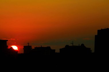 Şehrin üzerinde güzel, parlak gün batımı. Manzara Görünümü