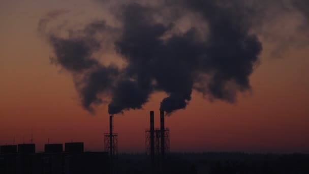 Upływ Dymu Wychodzący Komina Kotłowni Podczas Zachodu Lub Wschodu Słońca — Wideo stockowe