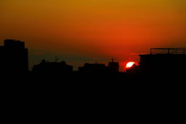 Şehrin üzerindeki gün batımının güzel manzarası.