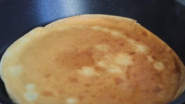 Pannenkoeken Bakken Een Pan Een Close Voorbereiding Van Voorjaarsvakantie Carnaval — Stockvideo