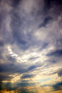 Dikey fotoğraf. Fırtınadan önce karanlık gökyüzünün görüntüsü