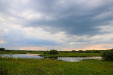 Akşamları küçük kırsal nehir.
