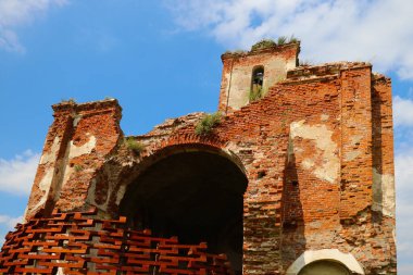 Eski harabe kırmızı tuğla bina açık bir günde
