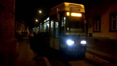 Wroclaw, Polonya, 10 Şubat 2021: Tramvay şehrin eski bölümünden geçiyor.