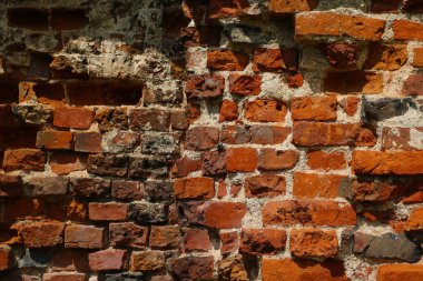 Eski bir kırmızı tuğla binanın yıkılmış duvarı. Arkaplan