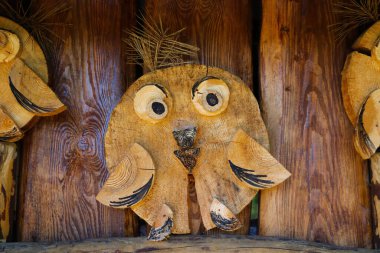 Ahşaptan yapılmış bir baykuşun komik zanaatı