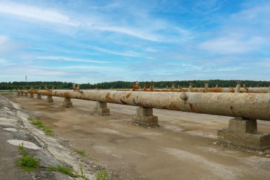 Termik santrali soğutmak için kullanılan paslı, çalışmayan borular.