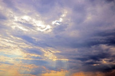 Güneş ışınları kara bulutları delip geçer..