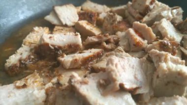 Yakın plan et kızartma tavasında pişiriliyor..