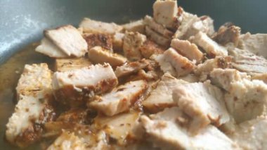 Kızartma tavasında et pişirirken..