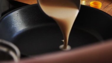 Krep hamurunu tavaya dök..