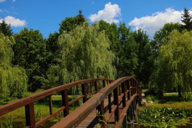 Yürümek için bir göl ya da nehir üzerindeki tahta köprü