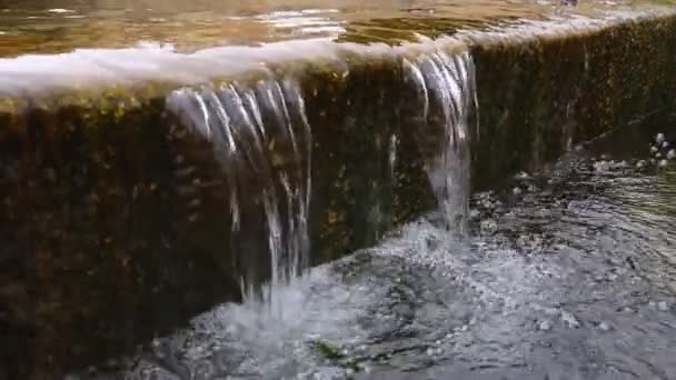 Zimna Woda Spływa Betonowej Płycie — Wideo stockowe