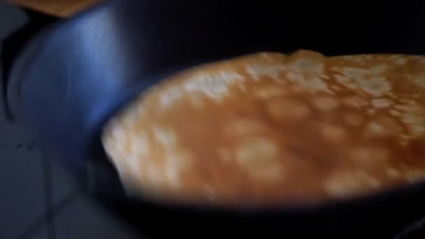 在一个煎锅里 煎饼被翻过来 煮的时间更长 — 图库视频影像