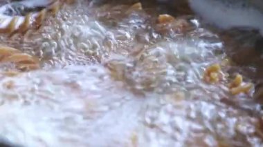 Kaynar su ve makarna yakın çekim.