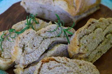 Evde taze ekmek, ev yapımı kekler.