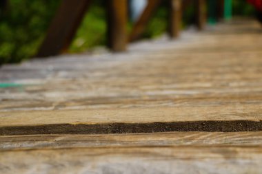 Seçici odaklanma. Ahşap yolun görüntüsü