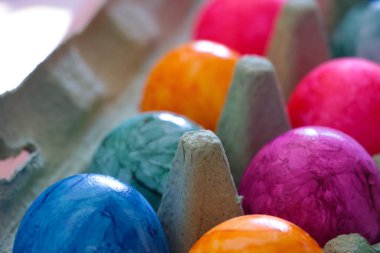 Pakette renkli yumurtalar. Paskalya için hazırlanılıyor