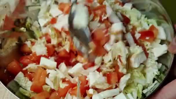 Ανακατέψτε Λάχανο Και Σαλάτα Ντομάτας Ένα Κουτάλι — Αρχείο Βίντεο
