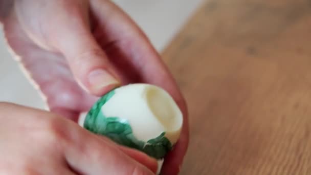 Limpiando Huevo Cocido Color Símbolo Pascua — Vídeos de Stock