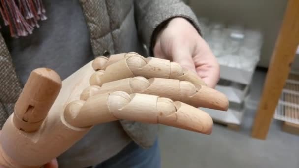 Vrouw Buigt Buigt Vingers Van Een Houten Hand — Stockvideo