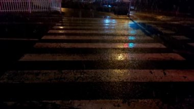 Akşamları, asfalta kar yağıyor..