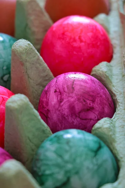 Vista Huevos Multicolores Una Caja Cartón — Foto de Stock