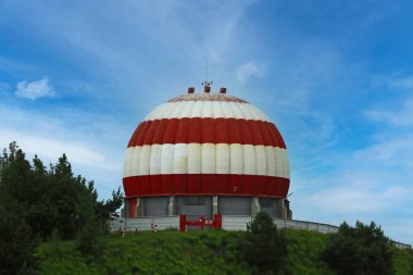 Kubbe şeklinde küçük, güzel bir mimari yapı.
