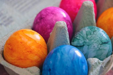 Çok renkli haşlanmış Paskalya yumurtaları.