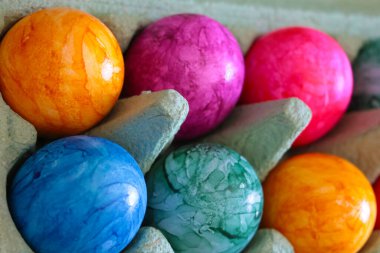 Çok renkli haşlanmış Paskalya yumurtaları.