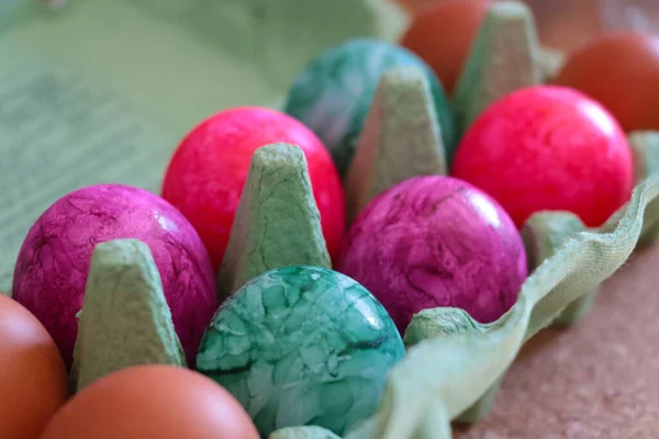 Hay Huevos Pascua Una Caja Cartón Símbolo Vacaciones — Foto de Stock