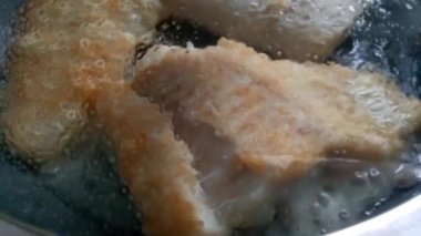 Balık tavanın kapağının altında pişirilir.