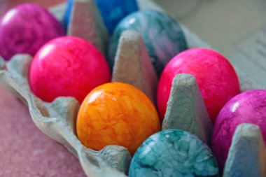 Karton bir kutuda renkli yumurtalar. Tatil