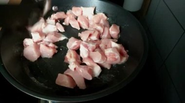 Tavada, mutfakta tavuk eti pişir.