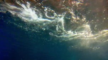 Nehirdeki büyük bir su akıntısının alt görüntüsü.