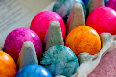 Karton bir kutuda güzel renkli yumurtalar.