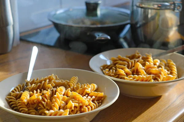 Close up on bowls with boiled pasta