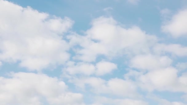 Timelapse Awan Putih Melawan Langit Biru Hari Yang Cerah — Stok Video