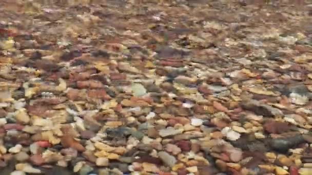 Gölün Veya Nehrin Dibindeki Renkli Taşların Görüntüsü — Stok video