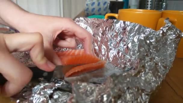 Cortar Pedaço Salmão Sanduíches Alimentação Saudável — Vídeo de Stock